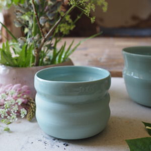 Hellblauer Porzellan Cup - wavy