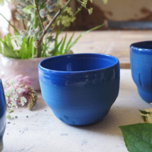 Dunkelblauer Porzellan Cup - Flowers