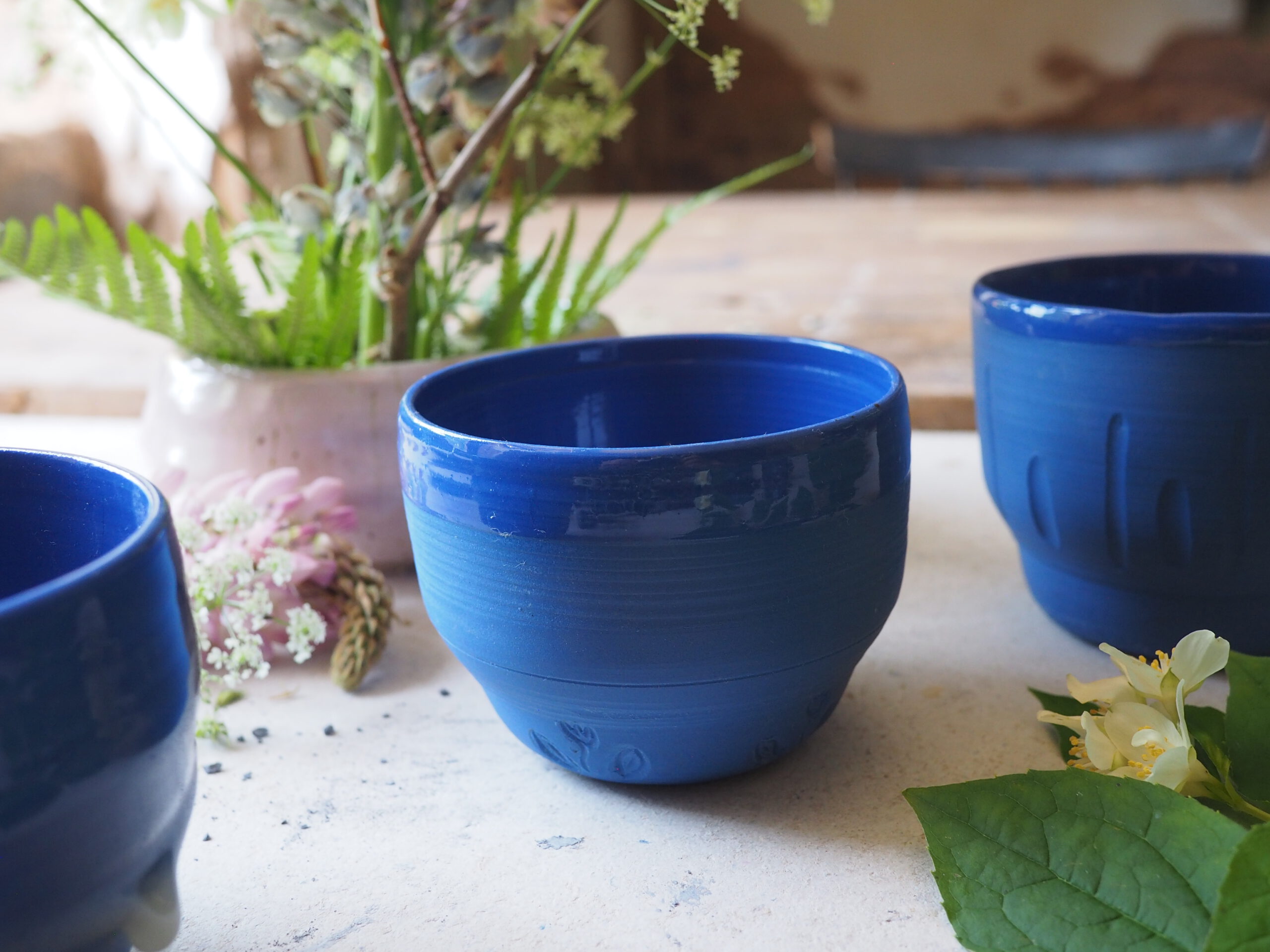 Dunkelblauer Porzellan Cup - Flowers