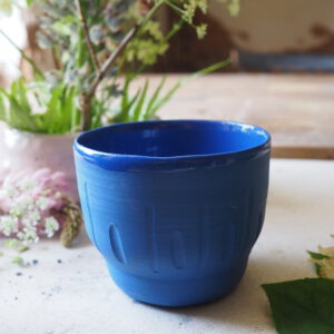 Dunkelblauer Porzellan Cup - stripes