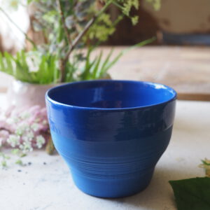 Dunkelblauer Porzellan Cup - contemporist